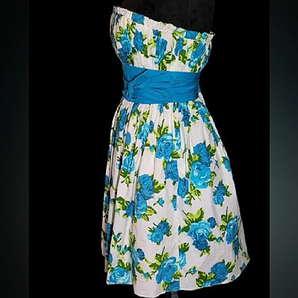 BETSEY JOHNSON Women's White / Blue Floral Strapless Fit & Flare Dress. Size 6 - Picture 3 of 8